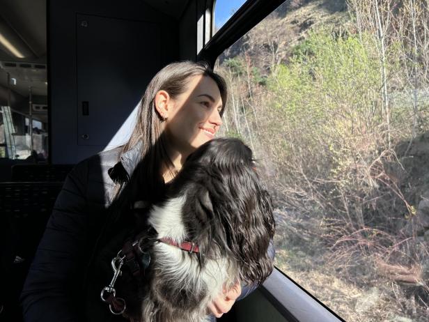 Eine Frau fährt mit ihrem Hund in der Wachaubahn.