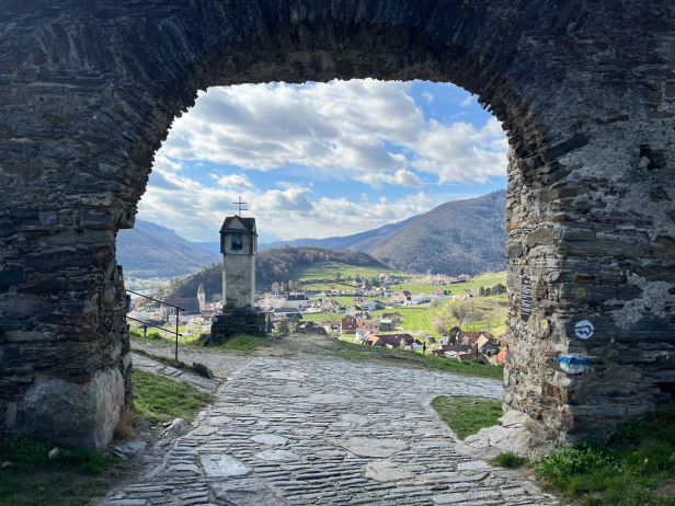 Blick durch das Rote Tor auf Spitz an der Donau.