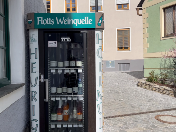 Ein Weinkühlschrank der „Flotts Weinquelle“ mit Weinen des Weinguts Höllmüller.