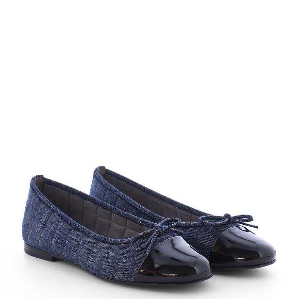 Ein Paar blaue Ballerinas aus Jeansstoff mit Lackleder-Kappe und Schleife.