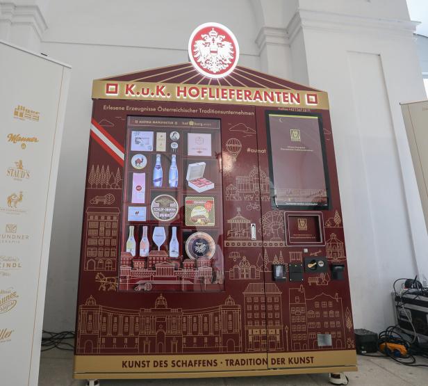 Erster Edel-Automat in der Hofburg verkauft Punschkrapfen und Sekt