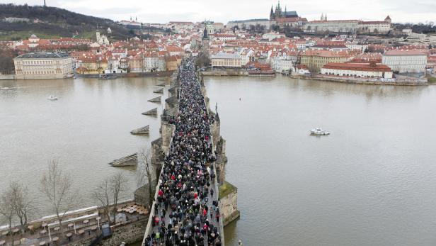 Prags Plätze als Bühne für 20 Jahre Zeitgeschichte