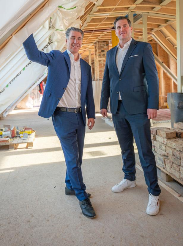 Michael Schmidt und Mario Pichler auf der Baustelle im Dachgeschoß