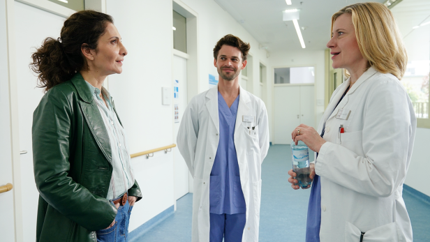 Aus dem Kinofilm: Die Hauptdarstellerinnen stehen sich auf einem Krankenhaus-Gang (eine der beiden ist Ärztin) gegenüber und unterhalten sich