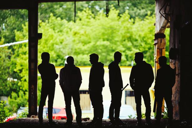 Junge Männer stehen in einer Gruppe zusammen
