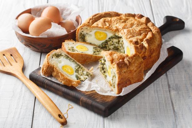Torta Pasqualina aufgeschnitten mit Spinat und Ei, ligurische Osterspezialitär
