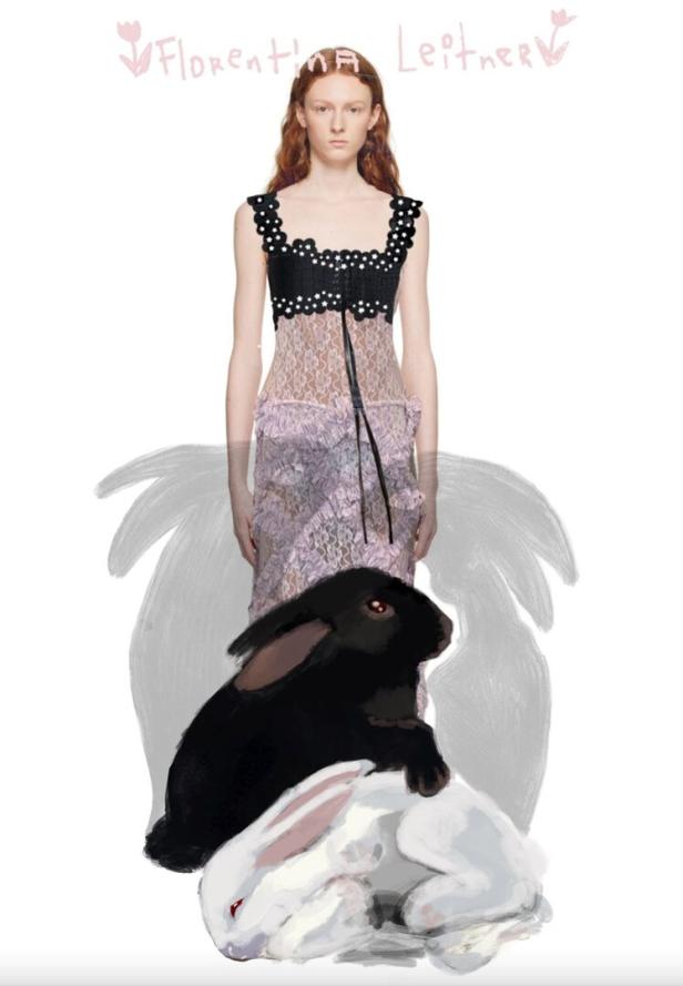 Eine Frau in einem Kleid mit Spitze, darunter zwei Kaninchen, ein schwarzes und ein weißes.