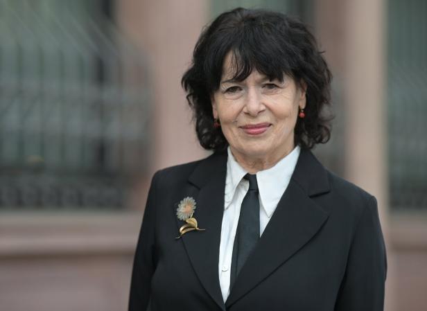 Eine Frau in Anzug und Krawatte.