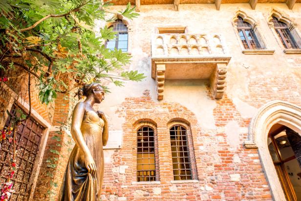 Eine Bronzestatue der Julia vor dem berühmten Balkon in Verona.