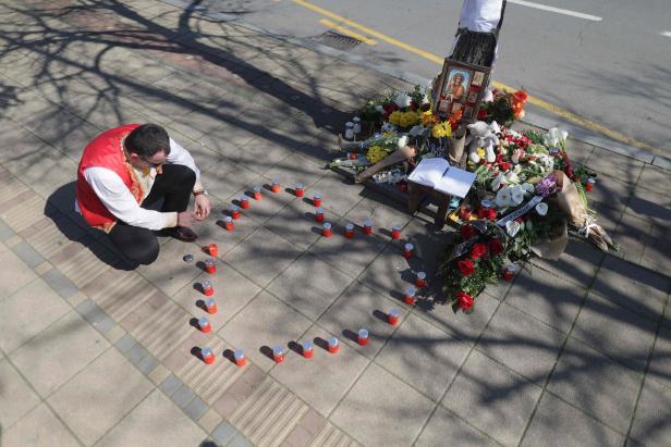 Trauernde bringen Blumen für die Opfer der Crocus City Hall