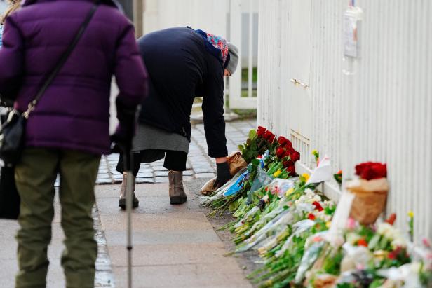 Trauernde bringen Blumen für die Opfer der Crocus City Hall