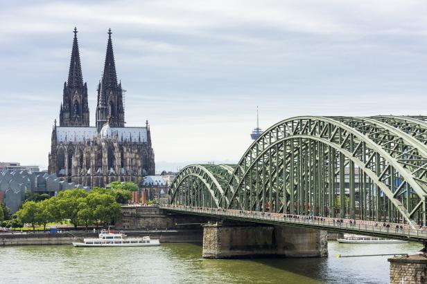 Der Kölner Dom und die Hohenzollernbrücke über den Rhein.