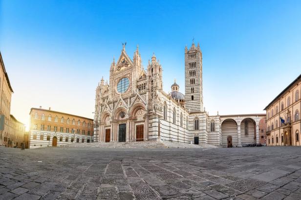Die Kathedrale von Siena mit ihrem markanten schwarz-weiß gestreiften Turm.