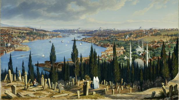 Blick über einen Friedhof auf Istanbul und das Goldene Horn.