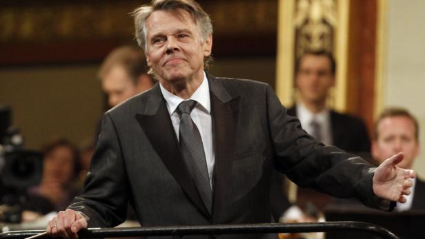 Václav Havel bei einer Rede, gekleidet in einem dunklen Anzug.