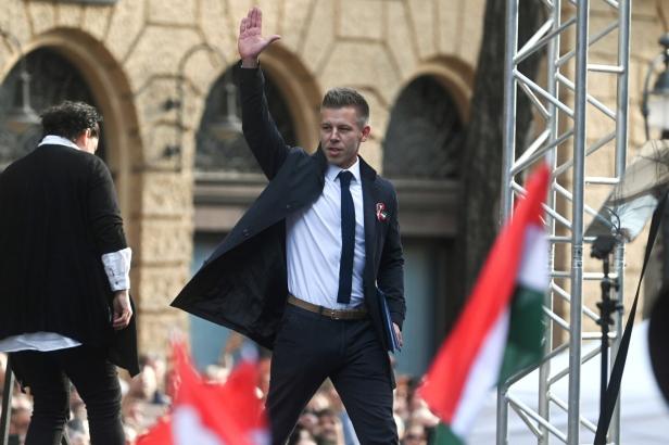 Péter Magyar war lange im Umkreis von Orbáns Regierungspartei Fidesz tätig gewesen. Am 15. März, dem Nationalfeiertag, konnte er Zehntausende zu einer Demonstration gegen die Regierung mobilisieren. Er hat angekündigt, eine eigene Partei gründen zu wollen.