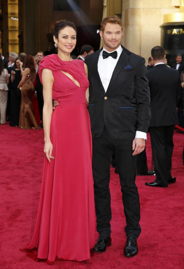 Olga Kurylenko und Kellan Lutz posieren auf dem roten Teppich.