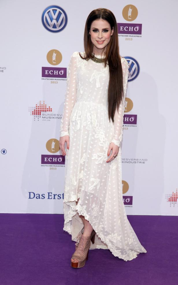 Lena Meyer-Landrut in einem langen, weißen Kleid auf dem roten Teppich des Echo Musikpreises 2013.