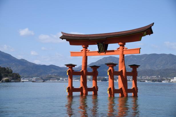 Miyajima: Das im Wasser stehende rote Torii des Itsukushima Schreins