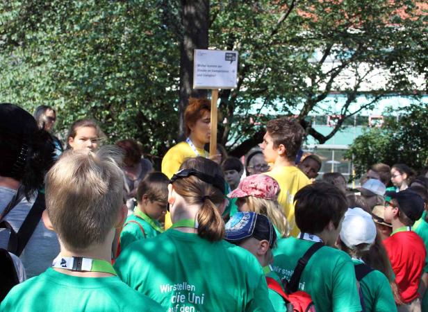 Eine Gruppe junger Menschen demonstriert mit einem Schild, auf dem nach dem Glauben an Vampire gefragt wird.