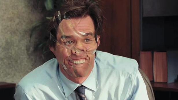 Jim Carrey mit Klebeband im Gesicht lächelt in die Kamera.