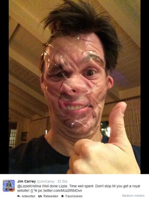 Jim Carrey mit Klebeband im Gesicht gibt einen Daumen nach oben.