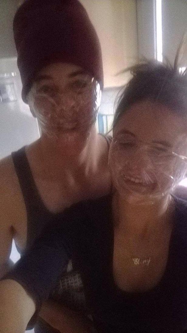 Zwei Personen haben Frischhaltefolie um ihre Gesichter gewickelt.