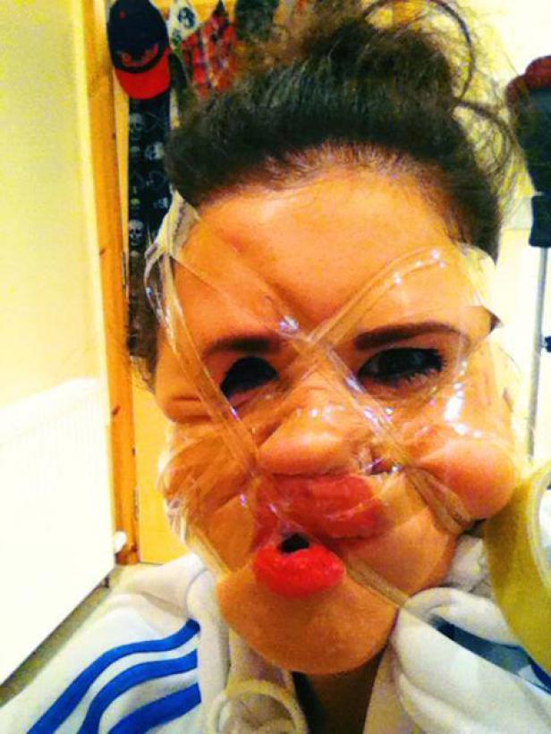 Das Gesicht einer Frau ist mit Klebeband verunstaltet.