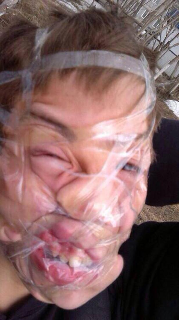 Das Gesicht einer Person ist mit Frischhaltefolie umwickelt.