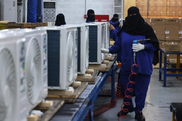 Saudische Frauen in einer Fabrik für Klimaanlagen in Dammam, in der östlichen Provinz Saudi-Arabiens.