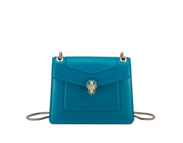 Eine türkisfarbene Bulgari Serpenti Cabochon Handtasche mit Schlangenverschluss.
