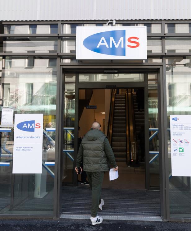 AMS-Wien-Chef: "Schaffen fünf bis sechs riesige Schulen für Arbeitslose"