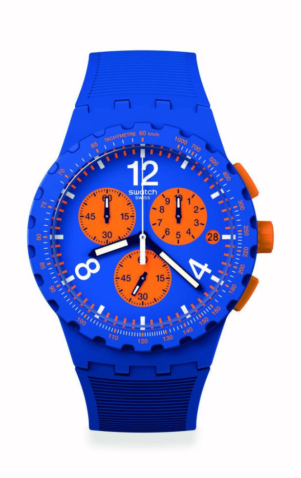 Eine blaue Swatch-Armbanduhr mit orangefarbenen Akzenten auf einem weißen Hintergrund.