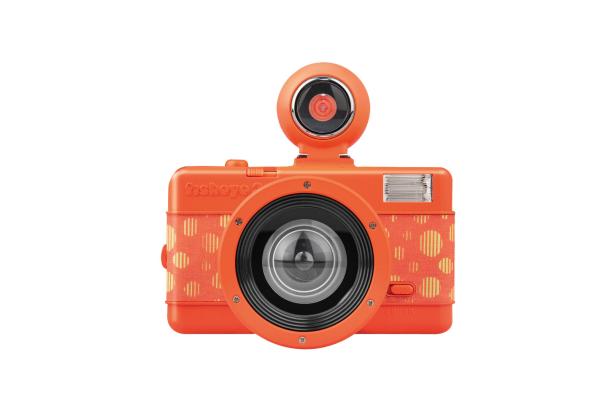 Eine orangefarbene Fisheye-Kamera mit Blitz und einem zusätzlichen Objektivaufsatz.