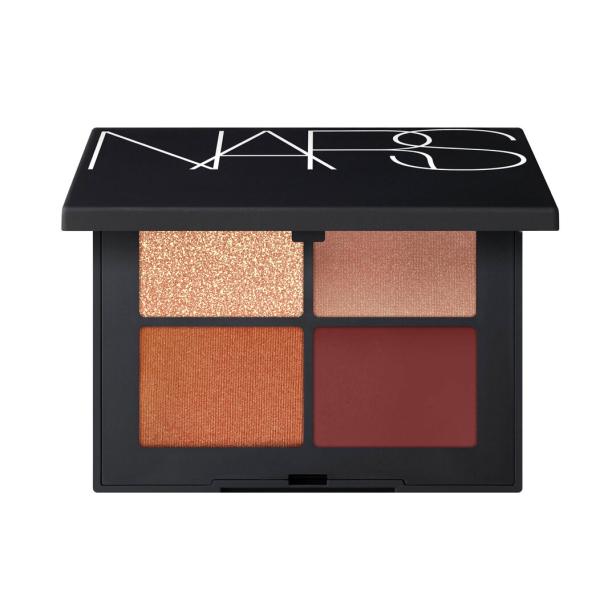 Eine NARS-Lidschattenpalette mit vier verschiedenen Farbtönen.
