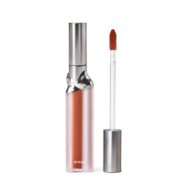 Ein orangefarbener Lipgloss von Byredo mit silbernem Deckel und Applikator.