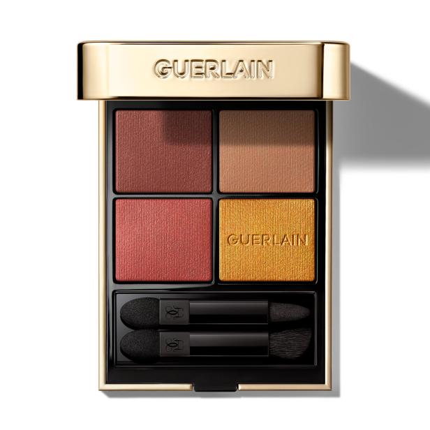 Eine Lidschattenpalette von Guerlain mit vier verschiedenen Farben und zwei Applikatoren.