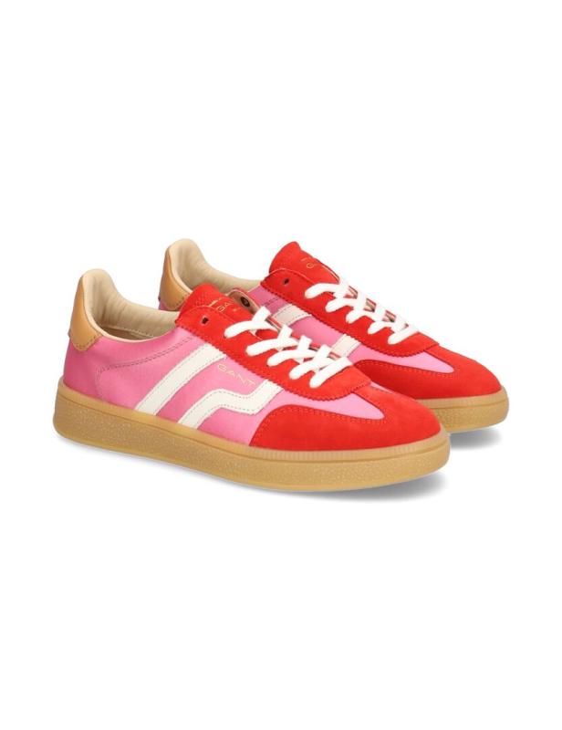 Ein Paar rote und rosa GANT Sneaker mit weißen Schnürsenkeln stehen nebeneinander.