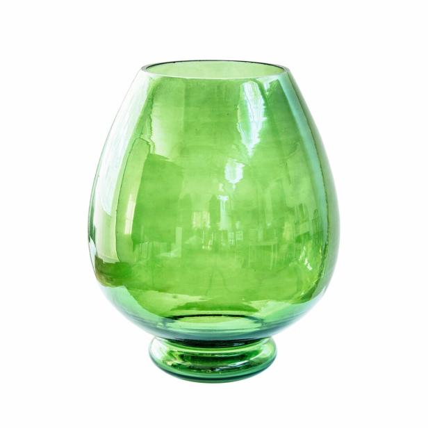 Eine grüne Glasvase auf einem weißen Hintergrund.