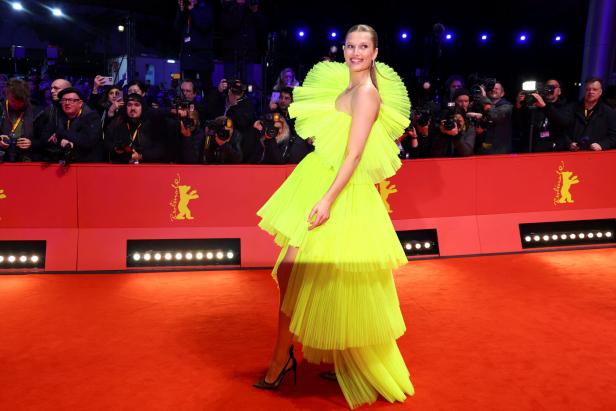 Toni Garrn in einem auffälligen, gelben Kleid auf dem roten Teppich der Berlinale.