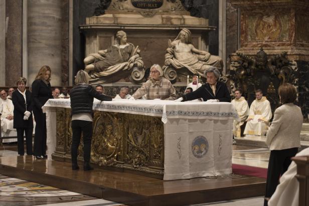 Wie eine Gruppe Frauen dazu kam, für den Papst zu sticken