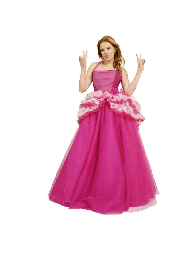 Eine junge Frau im pinkfarbenen Ballkleid zeigt das Victory-Zeichen.