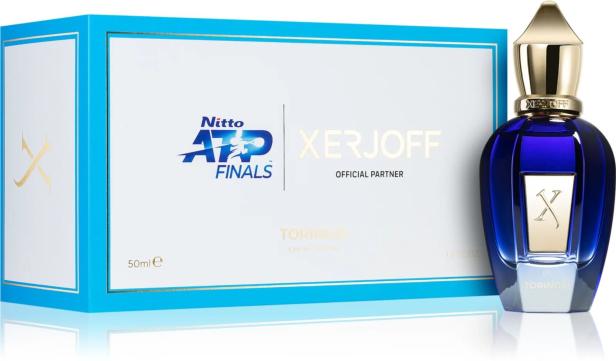 Ein blauer Xerjoff-Duft „Torino21“ neben seiner Verpackung, die die Nitto ATP Finals erwähnt.