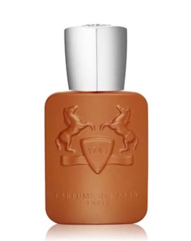 Eine braune Parfümflasche von Parfums de Marly mit silbernem Verschluss.