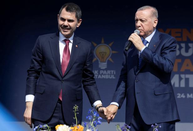 Der türkische Präsident Tayyip Erdoğan und Bürgermeisterkandidat Murat Kurum bei einer Kundgebung in Istanbul am 24. März 2024.