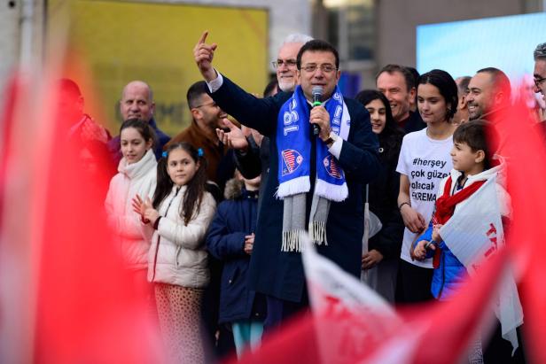 Der Bürgermeister von Istanbul, Ekrem İmamoğlu, von der CHP bei einer Wahlkampfveranstaltung in Istanbul am 22. März 2024.