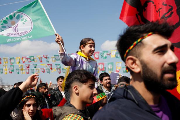Anhänger der pro-kurdischen Partei DEM-Partei bei einer Feier von Nowruz, dem Frühlingsanfang, in Istanbul am 17. März 2024. 