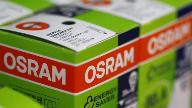 Mehrere Verpackungen von Osram Duluxstar Energiesparlampen.