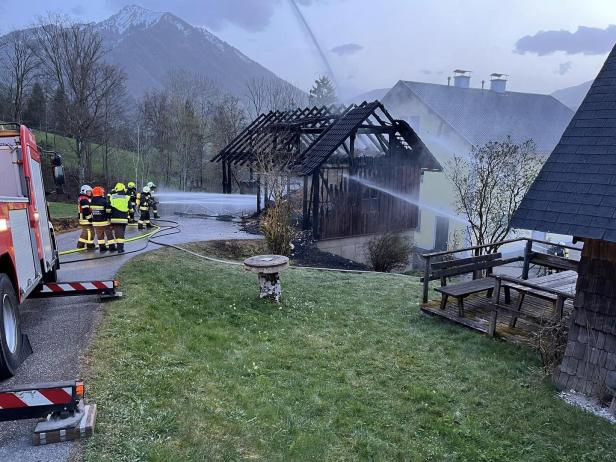 Föhnsturm fachte Großbrand an: Schwieriger Einsatz für Feuerwehren