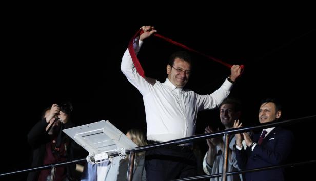 Der wiedergewählte Ekrem İmamoğlu am Sonntagabend in Istanbul.